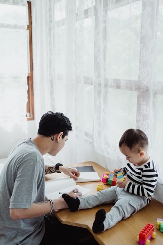 10 Ways To Keep Your Toddler Occupied While You Get Things Done  image