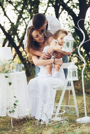 9 Ways to Celebrate Your Wedding Anniversary When You Have a Baby  image
