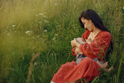 Nurture in Nature: Breastfeeding On Your Winter Walk  image