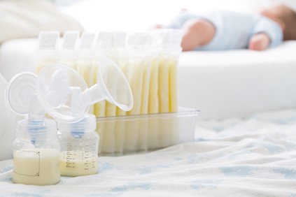 How To Pump Breast Milk While Travelling: Tips for Mums  image